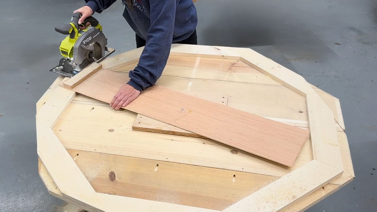 Circle Jig for Cutting Rounds with a Circular Saw